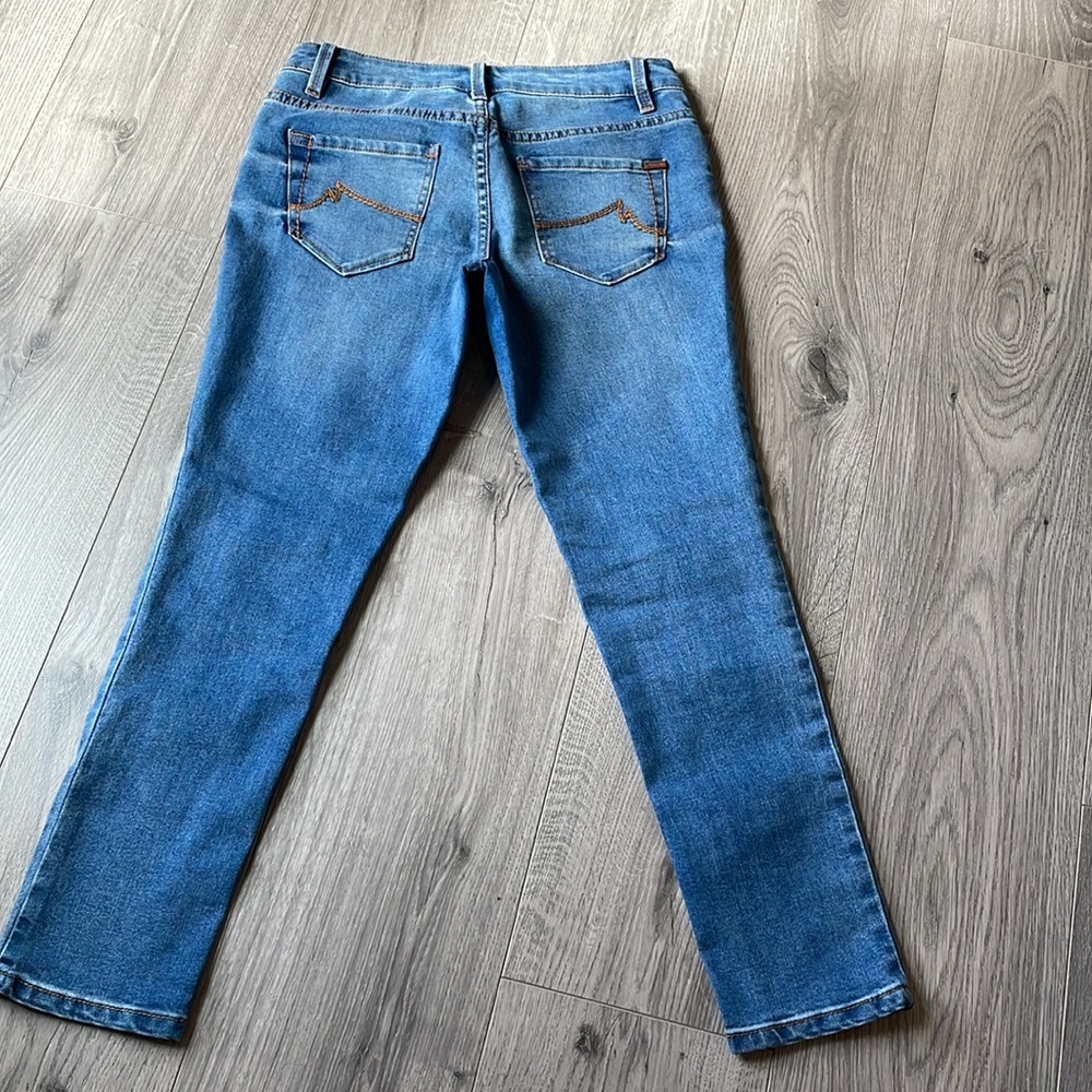 Max studio Ankle  Jeans with Rose hardware and embroidered pocket design.